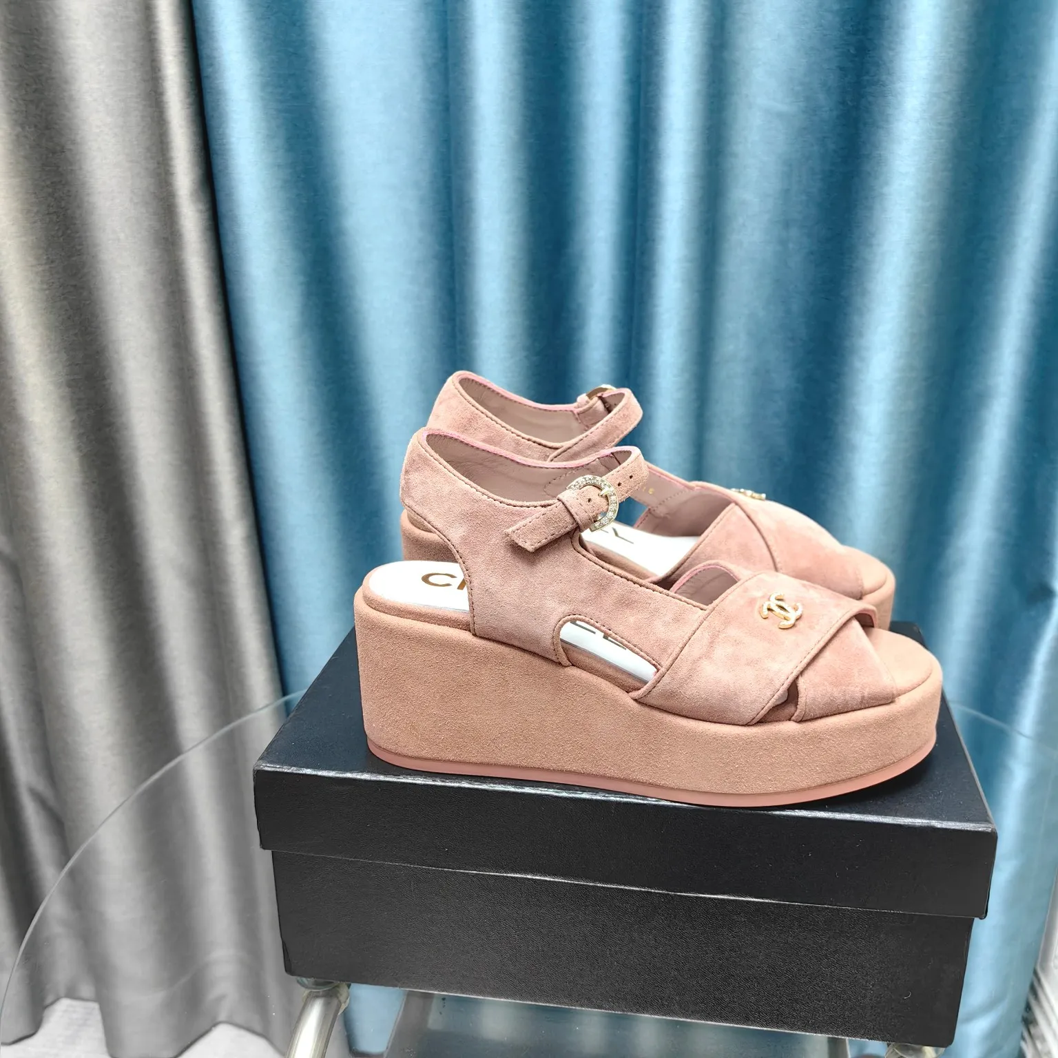 👟👟Ex-factory price 540👟👟 Top version Chanel/Chanel 24ss thick-soled lame-heeled sandals Material ☑️Fabric: patent leather/sheep ☑️Lining: sheepskin ☑️Outsole: original outsole ☑️Heel height: 7.5cm ☑️Number of yards: 35-40
